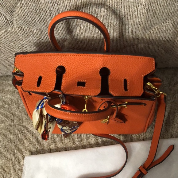 🌺🌺NEW BEAUTIFUL ORANGE BAG WITH GOLD DETAILS - Picture 7 of 13